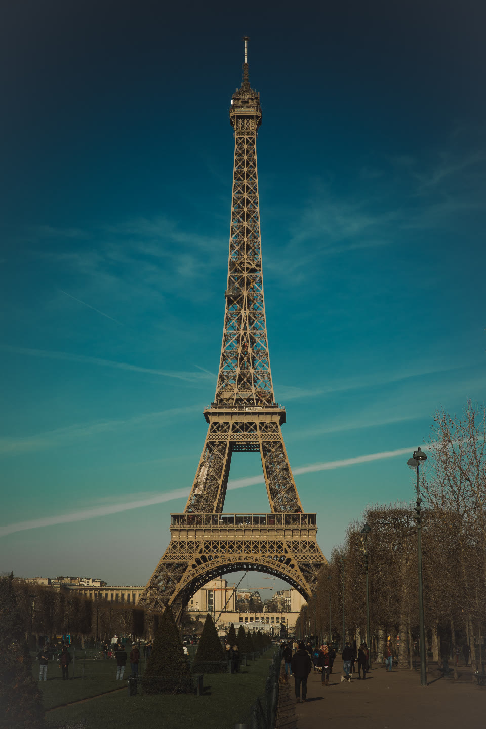 蓝天下的埃菲尔铁塔与城市建筑